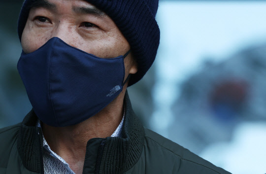 서해상에서 북한군에 사살된 공무원의 형 이래진 씨가 12일 오후 서초구 서울행정법원에서 열린 정부 상대 정보공개청구소송 1심 선고를 마치고 기자회견을 하고 있다.  연합뉴스